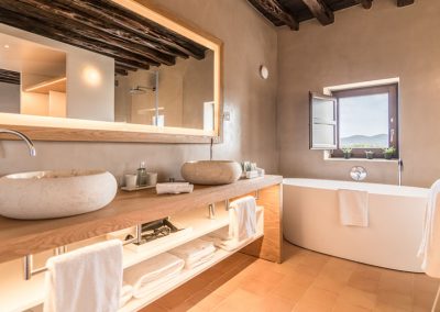 Baño de la suite del Safragell Ibiza Suites & Spa