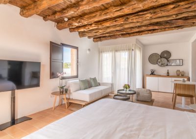 Salón y dormitorio de la suite del Safragell Ibiza Suites & Spa