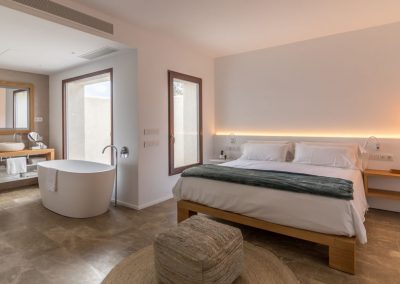 Dormitorio y baño de la suite del Safragell Ibiza Suites & Spa