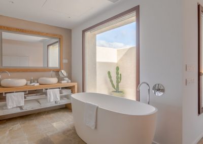 Baño de la suite del Safragell Ibiza Suites & Spa