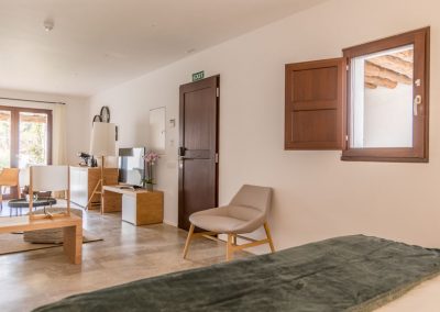 Salón y dormitorio de la suite del Safragell Ibiza Suites & Spa