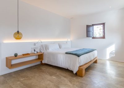 Dormitorio de la suite del Safragell Ibiza Suites & Spa